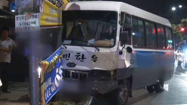 광화문 시복식가던 신도탄 승합차 사고...10명 다쳐