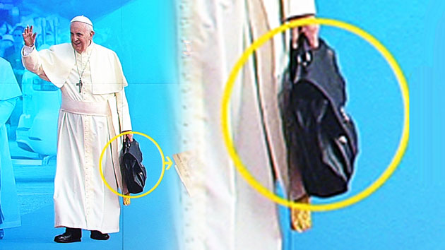 직접 검은 가방을 들고 다니는 프란치스코 교황