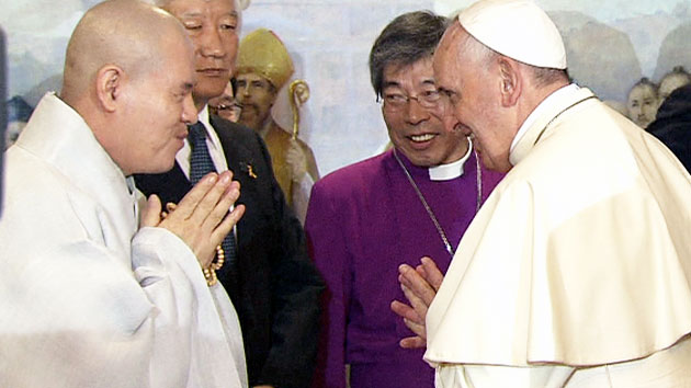 합장에 함께 두 손 모은 교황