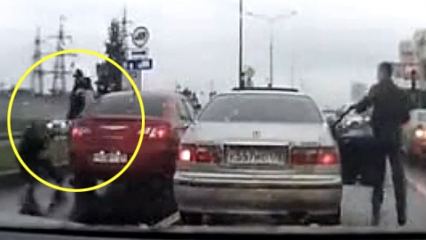 '도로위 시비' 걸었다…거구男 등장에 '후회'