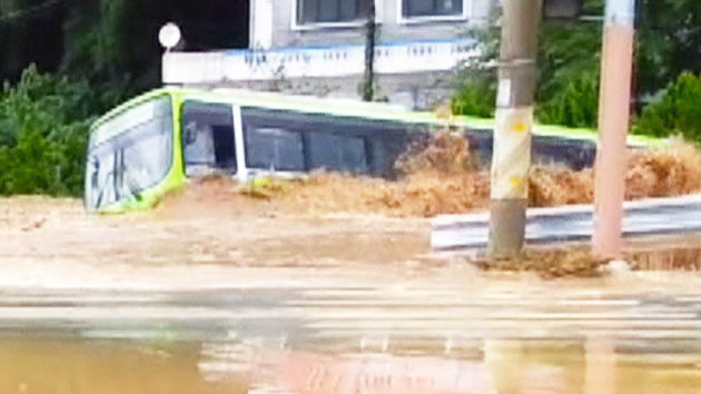 시내버스 급류 휩쓸려 1명 사망·5~6명 실종