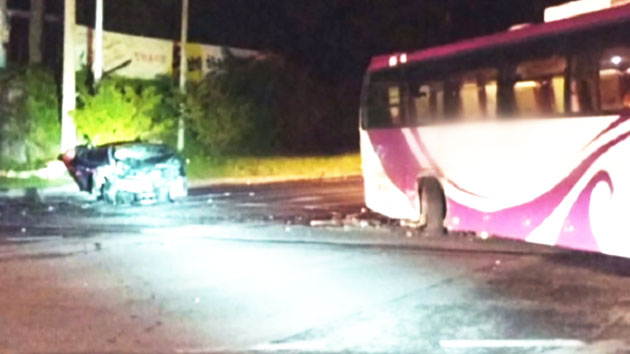 관광버스와 승용차 충돌...8명 부상