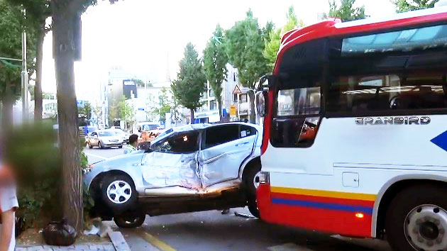 관광버스, 승용차 추돌...2명 부상