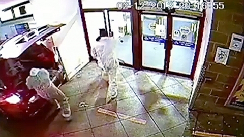 영국 '도둑들'…현금인출기 훔치는 현장 포착