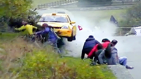 관중 향해 돌진하는 경주차…관람 도중 '봉변'