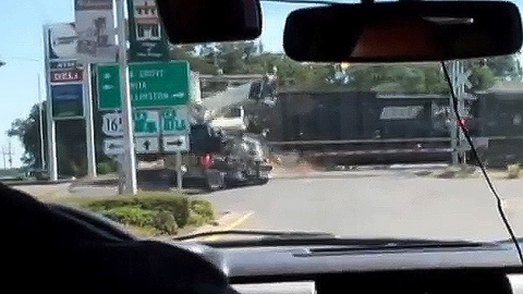 바로 눈앞에서…질주하던 열차와 트럭 '대충돌'