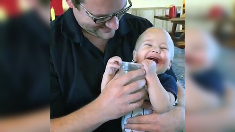 물 한 모금에 뒤로 넘어가는 아기…"신세계!"