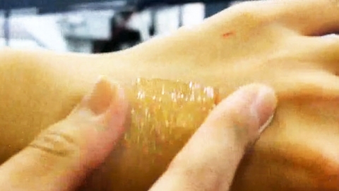 투명 전자 피부 개발...손등으로 영상 본다