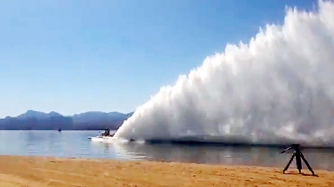 평온한 호수 가르며…'시속 422km' 질주!