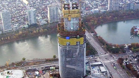 제2롯데월드 4층에서 부착물 떨어져...직원 다쳐