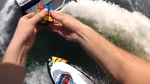 '하나도 힘든데'…웨이크보드·루빅큐브를 동시에