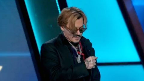 시상식 무대 '횡설수설' 조니 뎁…만취 논란