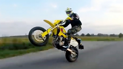 앞바퀴 들고 멋 부리다가…그대로 뒤로 '꽈당'