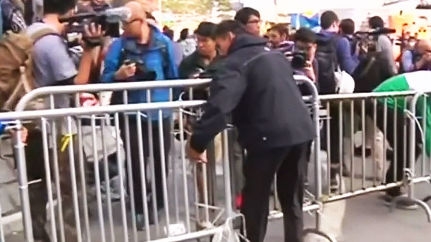 홍콩 우산혁명의 승패 분기점...바리케이드 철거