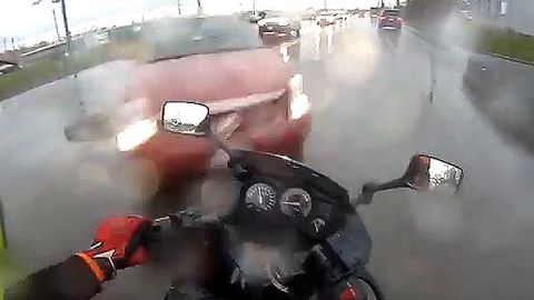 빗길 오토바이…갑자기 튀어나온 차량에 '꽝'