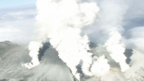 일본 아소산 분화...화산 연기 상공 1.5km까지 치솟아