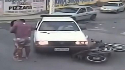 교통사고 직후 키스하는 커플 '어떤 심리지?'