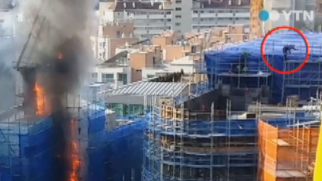 [제보영상] 신축 공사장 지붕까지 치솟은 화염