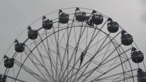 '공포의 놀이동산' 관람차 꼭대기에 '아슬아슬'