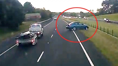 멀쩡한 도로서 방황하는 차…'큰 사고 날 뻔'