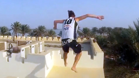 하늘 날아 건물로 점프…'종이 지붕일 줄이야'