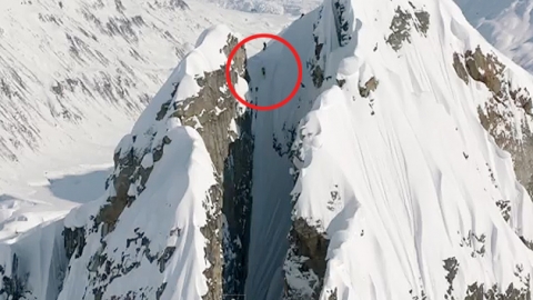 '스키의 끝판' 자유낙하에 가까운 활강 '아찔'