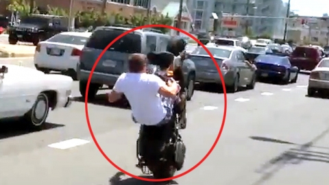 '앞바퀴 들긴 했는데'… 오토바이 男의 굴욕