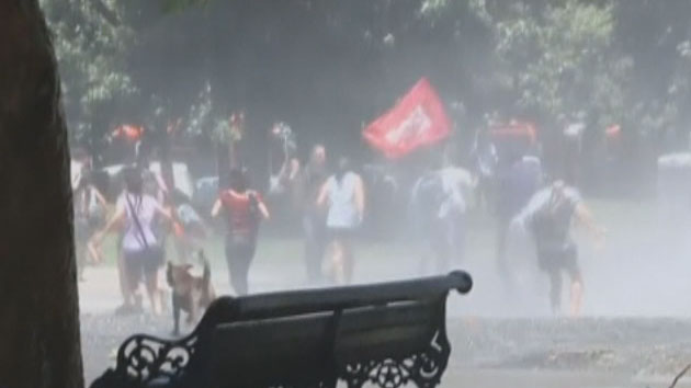 칠레 대학생들 '등록금 인상 반대' 시위...경찰과 충돌