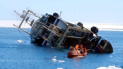 북극해에 가라앉는 러시아 선박…'맥없이 침몰'