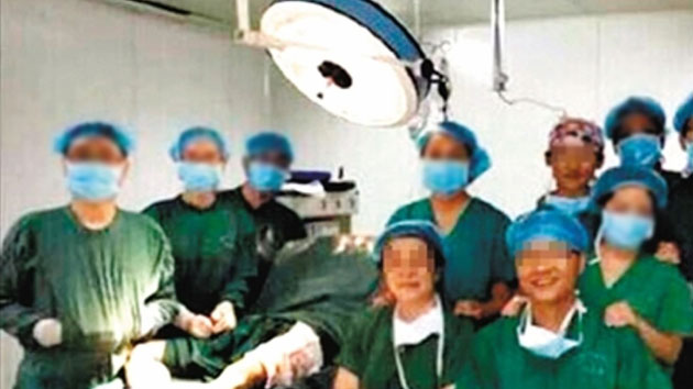 중국 의료진 '수술 중 단체 셀카' 파문