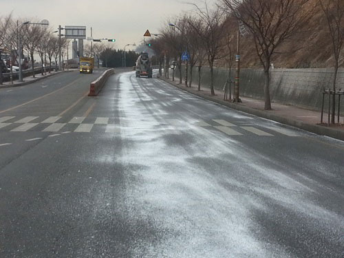 [제보영상] 눈 없는 도로에 염화칼슘 범벅
