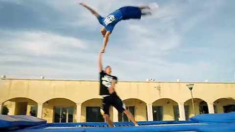 추억의 '방방'…트램펄린 1인자의 환상적 곡예