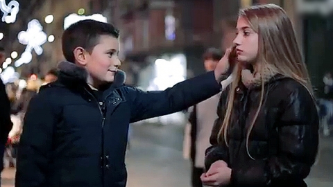 "소녀의 뺨을 때려봐" 소년들의 반응은?