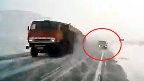 눈길 도로 '목숨 건 추월'…1초만 늦었어도