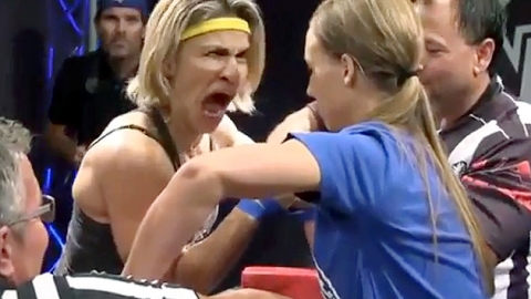 女 팔씨름 대회 '비호감 입냄새 작전인가?'