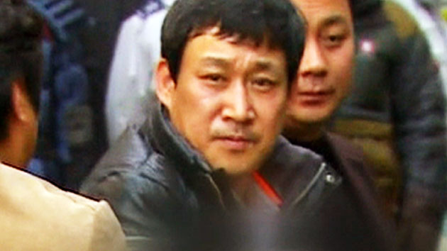 '인질 살해범' 김상훈, 주민들 노려보며 조롱의 미소