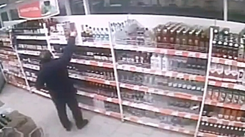 CCTV에 포착된 와인 도둑…그의 최후는?