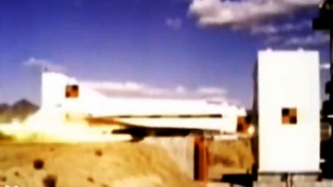 '시속 800㎞' 전투기 충돌테스트 결과는?