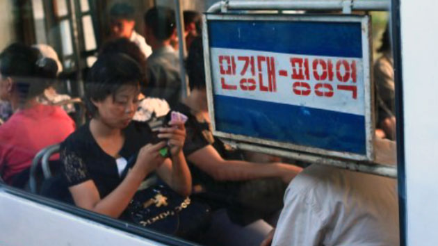 평양은 '휴대폰 삼매경'...카메라 렌즈 속 최근 북한 풍경