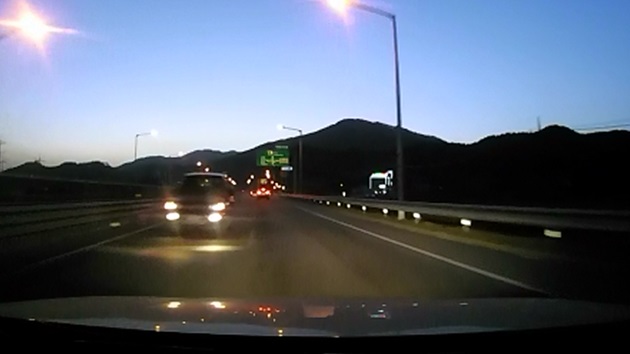 [제보영상] 어두운 고속도로 역주행 차량에 '화들짝'