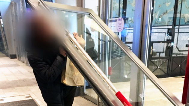 여성 고객 또 덮친 제2롯데월드 출입문