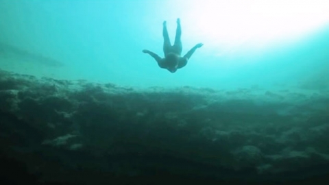 "산소통 없이 200m 잠수" vs. "눈속임 영상"