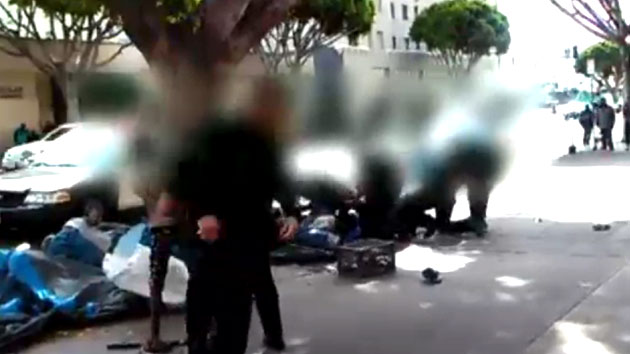 LA 경찰, 대낮 집단폭행·총격...남성 사망