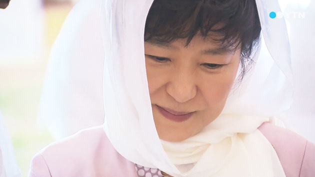 '샤일라' 두른 박 대통령 '이슬람 존중'
