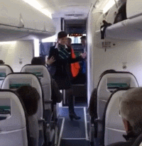 '이륙 전 지루하시죠?' 승무원의 깜짝 댄스타임