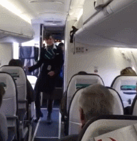 '이륙 전 지루하시죠?' 승무원의 깜짝 댄스타임
