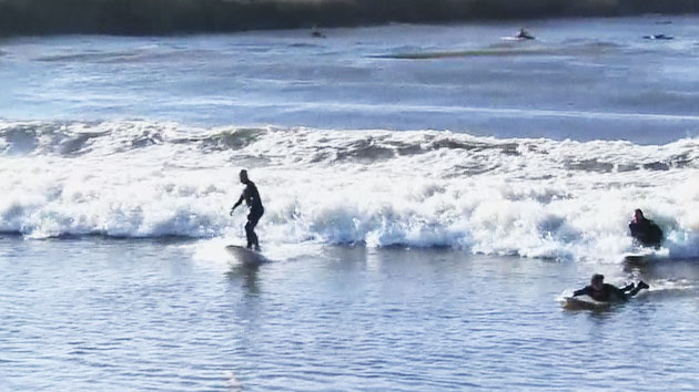 '슈퍼문·개기일식' 영향...강에서 집채만한 파도까지