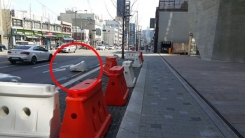 도로에 널브러진 플라스틱 보호벽 '안전 위협'