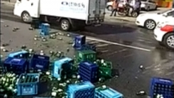 시내버스와 충돌한 트럭 '소주병 와르르'