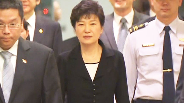 박근혜 대통령, 싱가포르 도착...리콴유 국장 참석